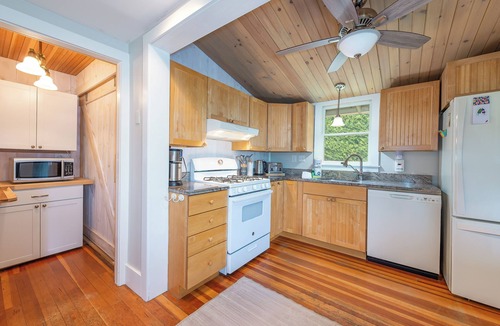 Mid-Coast and Islands House | Charming 3BR, 2.5BA Pet-friendly home, Ocean access just a short walk away