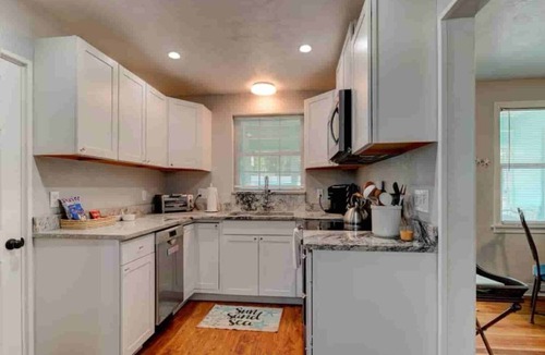 Walkers Holly Hill House | Charming 3BR BlueRiverBungalow, 6 min to Daytona Beach, 3 min drive to Pictona