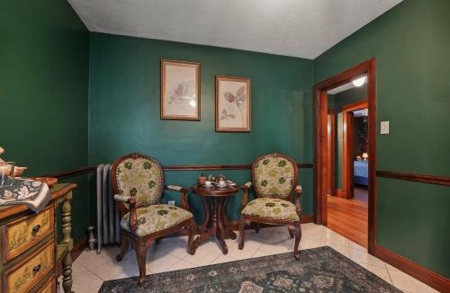 Brook Farm Apartment | Charming 3BR Boston Stay Garage EV, Pool Table