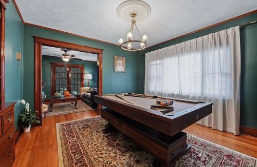 Brook Farm Apartment | Charming 3BR Boston Stay Garage EV, Pool Table