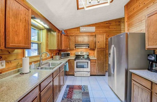 McHenry Ski Chalet | Charming 3BR Cabin - POND VIEW - McHenry