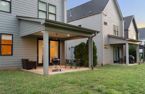 Sugar Creek House | Charming 3BR Charlotte Holiday Home with Patio