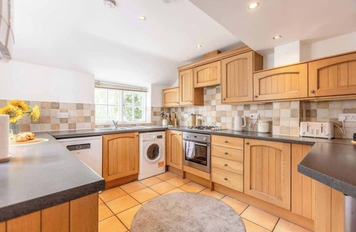 Datchet House | Charming 3BR Cottage Near Windsor - By Tempstay