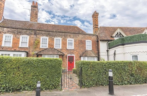 Datchet House | Charming 3BR Cottage Near Windsor - By Tempstay