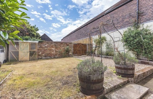 Datchet House | Charming 3BR Cottage Near Windsor - By Tempstay