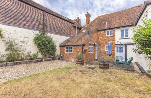 Datchet House | Charming 3BR Cottage Near Windsor - By Tempstay