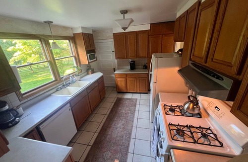 Calverton House | Charming 3BR Farmhouse Wine Country Getaway