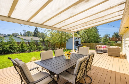 Des Moines House | Charming 3BR Home in South Seattle 5min to Light Rail. Private Yard & Deck
