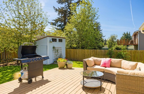 Des Moines House | Charming 3BR Home in South Seattle 5min to Light Rail. Private Yard & Deck
