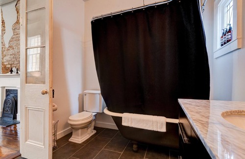 Faubourg Marigny Cottage | Charming 3BR Retreat: Desk, Patio, 2BA - Artsy Comfort & Style