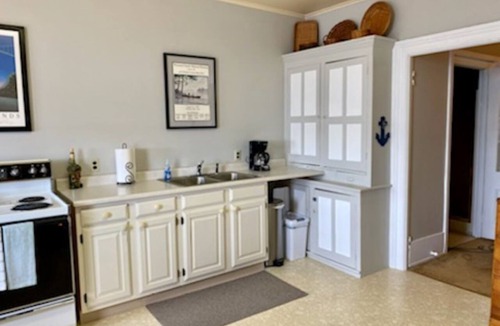 Clayton Apartment | Charming 3rd Floor Walk-up River View