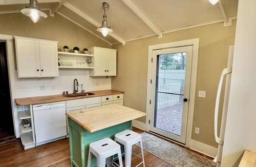 McFarland House | Charming 4 Bed, 2.5 Bath home minutes from Madison perfect for any occasion.