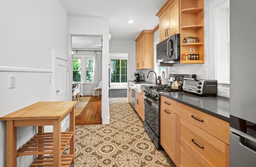 Highlands House | Charming 4 bed 2 bath home in cute neighborhood
