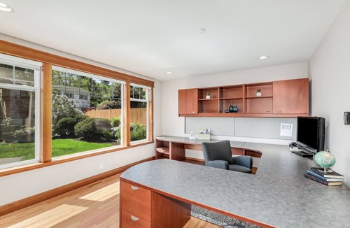 Lake Forest Park House | Charming 4-bedroom bungalow with AC, office, fireplace & lake view