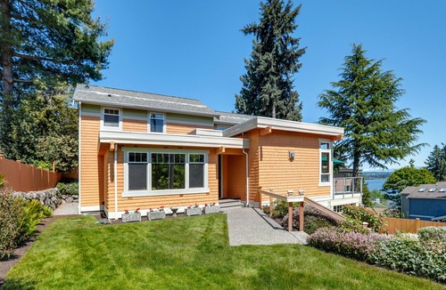 Lake Forest Park House | Charming 4-bedroom bungalow with AC, office, fireplace & lake view