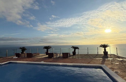 Manilva Villa | Charming 4-Bed Villa, Private Pool & Garden, Overlooking beach, Sea Views.