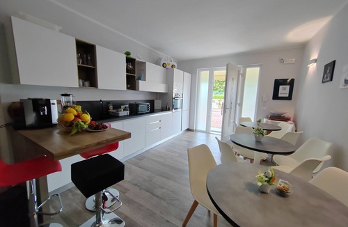 Costermano Villa | Charming 4-bedroom estate in enchanting Albaré Stazione with AC, WiFi