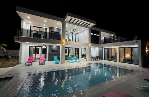 Diamond Valley Villa | Charming 4-bedroom villa with WiFi, AC in fabulous Diamond Valley