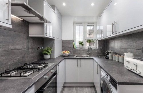Elephant and Castle Apartment | Charming 4-Bedroom Apt Minutes from Borough St