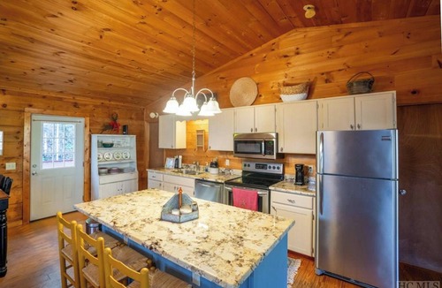 Sapphire Cabin | Charming 4-bedroom 3-bath cabin in the heart of Sapphire Valley WiFi & amenities