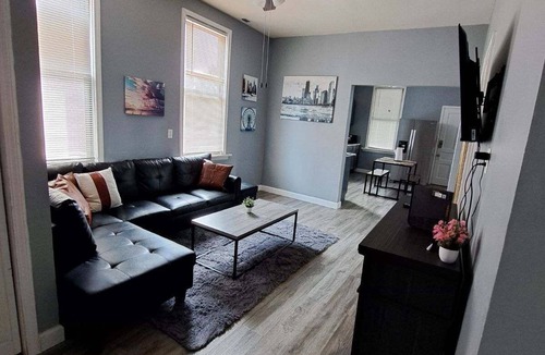 West Lakeview Apartment | Charming 4-bedroom apartment in delightful Chicago with central heat/AC, WiFi.