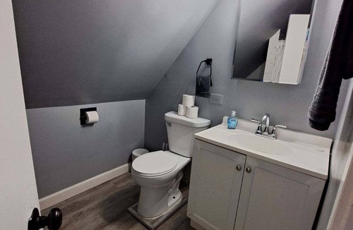 West Lakeview Apartment | Charming 4-bedroom apartment in delightful Chicago with central heat/AC, WiFi.