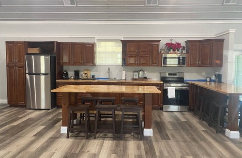 Elberta House | Charming 4-bedroom barndominum in Elberta with AC, WiFi, 5 miles from boat ramp