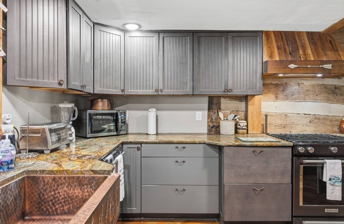 Blacksburg Cabin | Charming 4-bedroom cabin with AC in Blacksburg