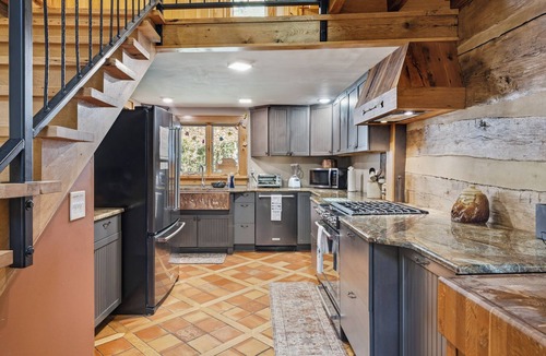 Blacksburg Cabin | Charming 4-bedroom cabin with AC in Blacksburg