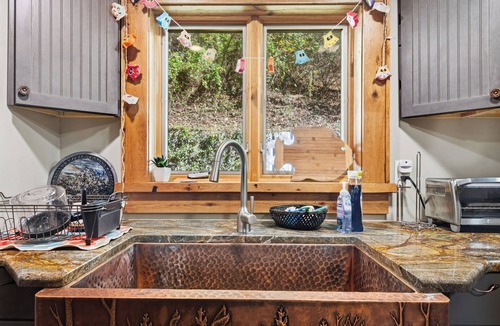Blacksburg Cabin | Charming 4-bedroom cabin with AC in Blacksburg