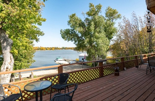 Petersfield Cabin | Charming 4-bedroom cabin on water in wonderful Petersfield with WiFi and TV
