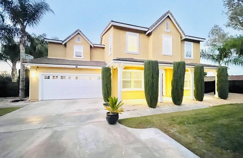 Riverside House | Charming 4-bedroom estate with fitness room, movie theater & sauna in Riverside