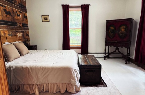 Franklin House | Charming 4-bedroom farmhouse in brilliant Franklin with AC