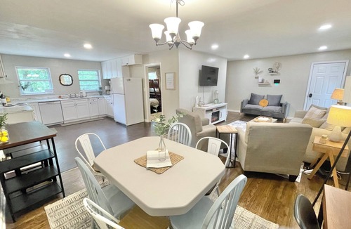 New Castle House | ~Charming 4-bedroom house in Peaceful TRUSSVILLE!~