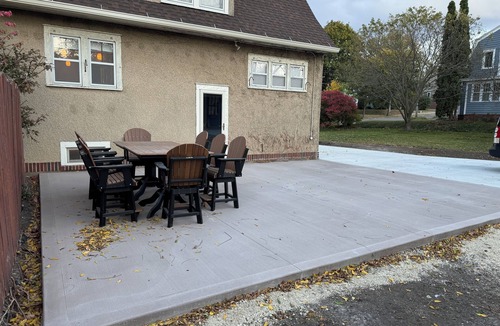 Rochester House | Charming 4-bedroom house with 3 king/1 full beds, 2 full baths, AC, Wifi, Patio