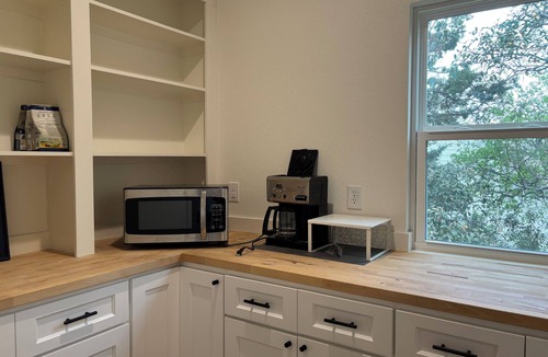 Helotes House | Charming 4-bedroom house set in scenic foothills of the Texas Hill Country.