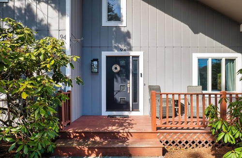 Mashpee House | Charming 4-bedroom House with Seasonal Outdoor Pool, Patio and Wood-Fired Sauna
