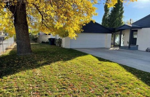 Sandy House | Charming 4 Bedroom House In The Heart of Sandy!
