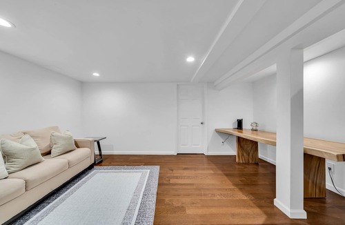 Shirley House | Charming 4-bedroom house with WiFi and fitness room in lovely Mastic: