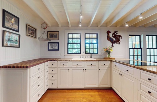 Salisbury House | “Charming 4 Bedroom Lakefront Farmhouse: Breathtaking Views & Relaxing Retreat"