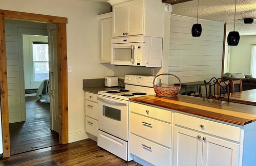 Cromberg House | Charming 4-bedroom ranch house with WiFi, AC in Cromberg Sleeps 10