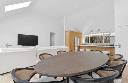 Clearwater Beach House | Charming 4-bedroom house with fitness room and AC in lovely East Hampton