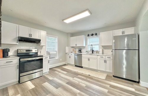 Marlborough House | Charming 4-bedroom house in delightful Marlborough with AC, WiFi