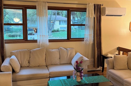 Golden Valley House | Charming 4-bedroom house with WiFi and AC in fabulous Minneapolis