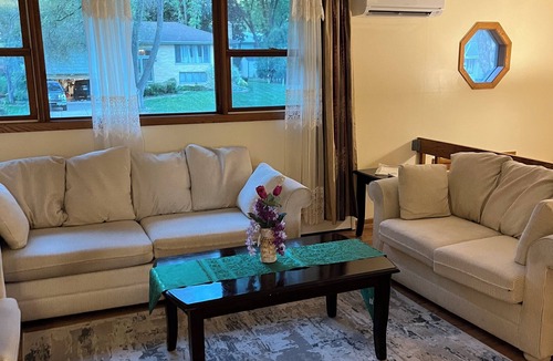 Golden Valley House | Charming 4-bedroom house with WiFi and AC in fabulous Minneapolis