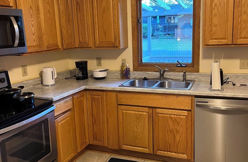 Golden Valley House | Charming 4-bedroom house with WiFi and AC in gorgeous Minneapolis