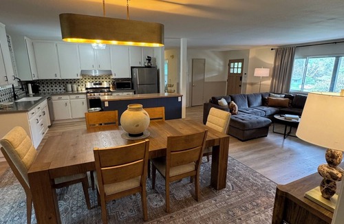 Three Rivers House | Charming 4-bedroom retreat, AC, sauna and hot tub close to Sequoia Nat'l Park