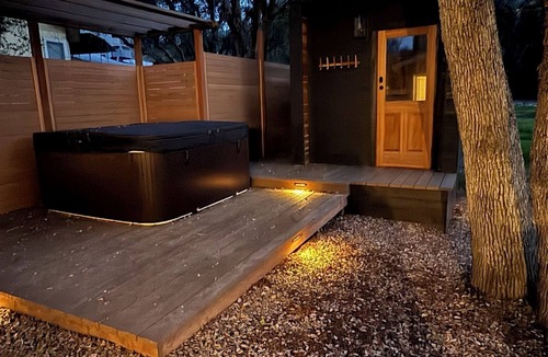 Three Rivers House | Charming 4-bedroom retreat, AC, sauna and hot tub close to Sequoia Nat'l Park