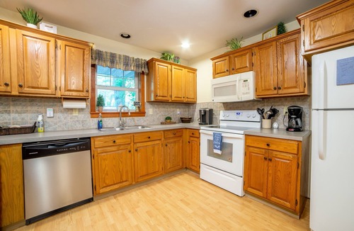 Bodines House | Charming 4-bedroom house with WiFi, AC in brilliant Williamsport
