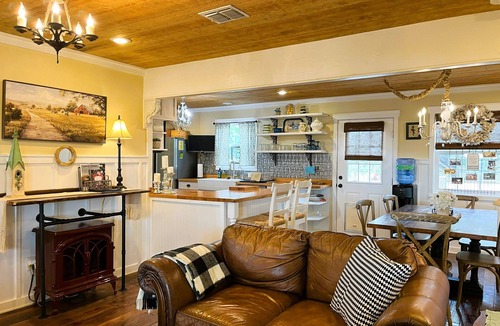 Dripping Springs House | Charming 4-BR/4 Bath Farmhouse on 40 beautiful acres in Dripping Springs, Tx